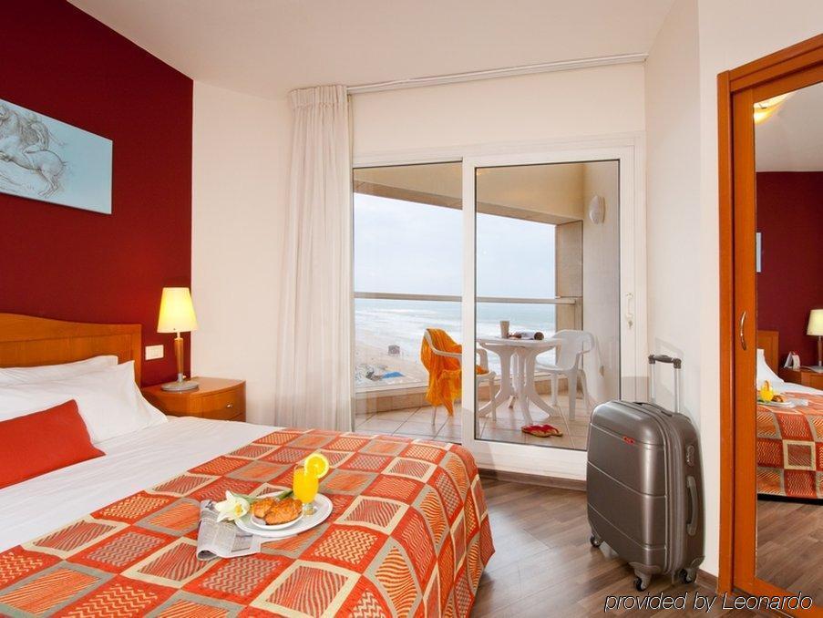 Arena Hotel By The Beach Bat Yam Chambre photo