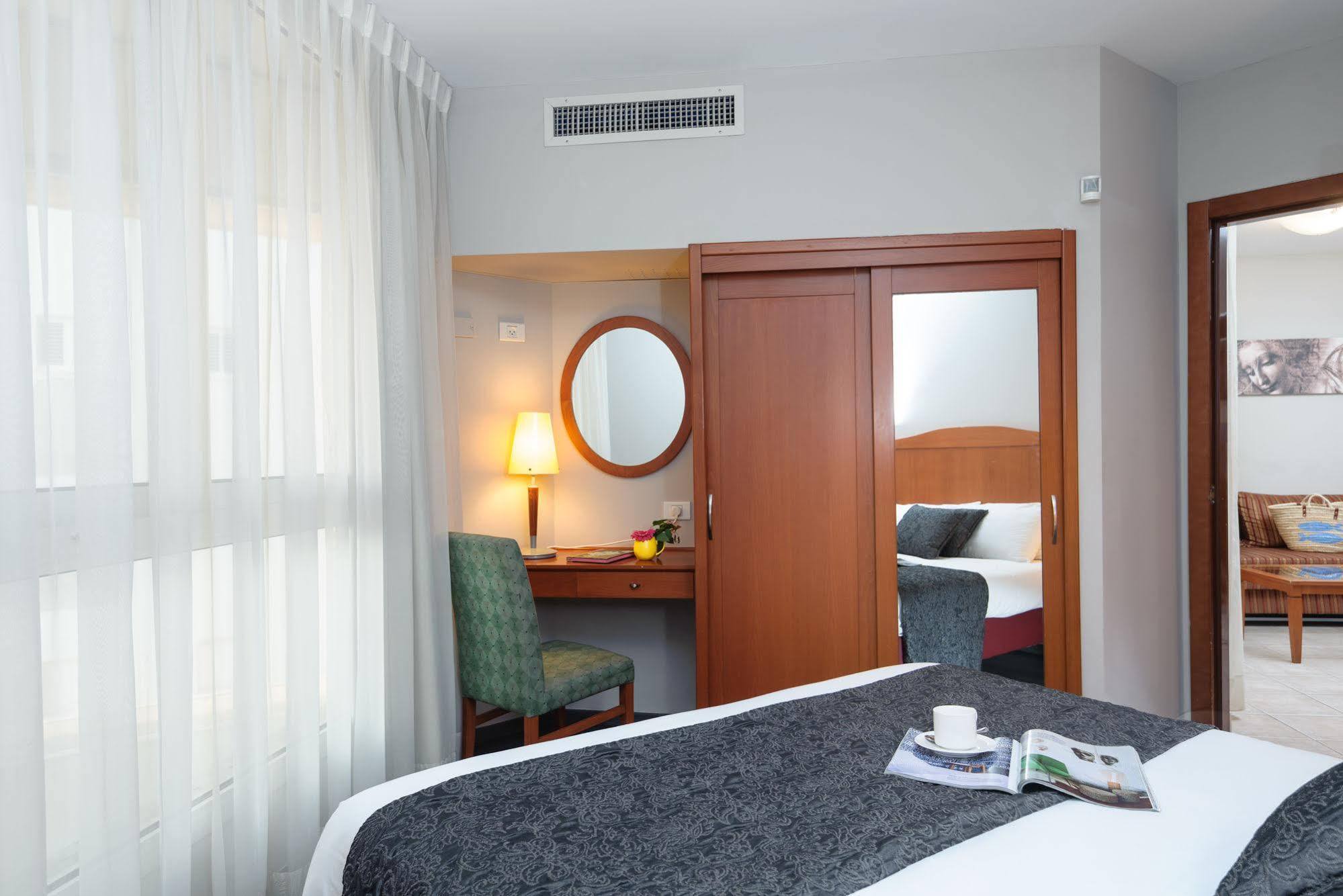 Arena Hotel By The Beach Bat Yam Extérieur photo