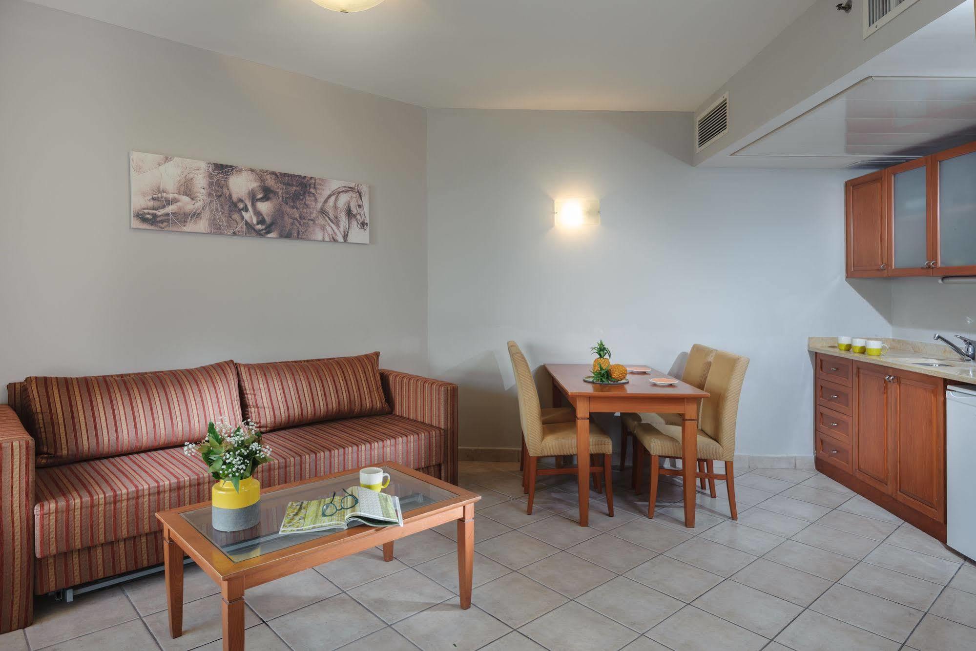 Arena Hotel By The Beach Bat Yam Extérieur photo